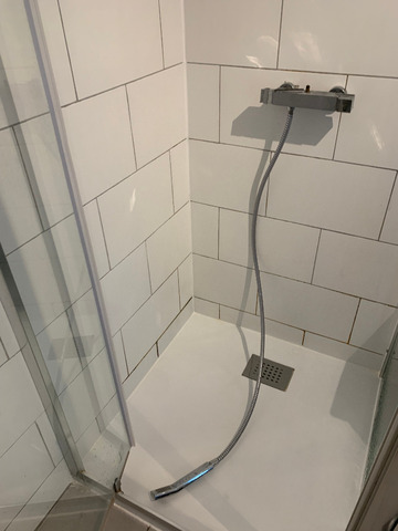 Une douche en mauvaise état des joints de faïence noirci et poreux qui ne sont plus étanche ,une faïence esthétiquement qui ne vous plait pas j'ai la solution il existe plusieurs types de panneaux muraux couleur motifs différent .